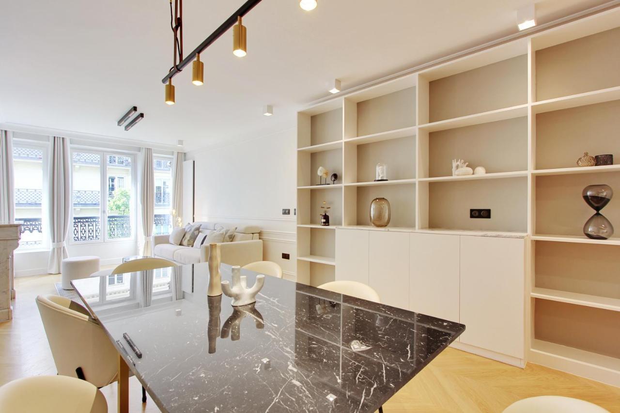 Stunning Apartment With View At The Very Heart Of Parijs Buitenkant foto