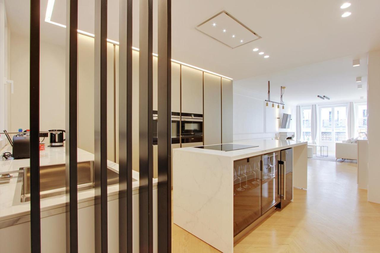 Stunning Apartment With View At The Very Heart Of Parijs Buitenkant foto