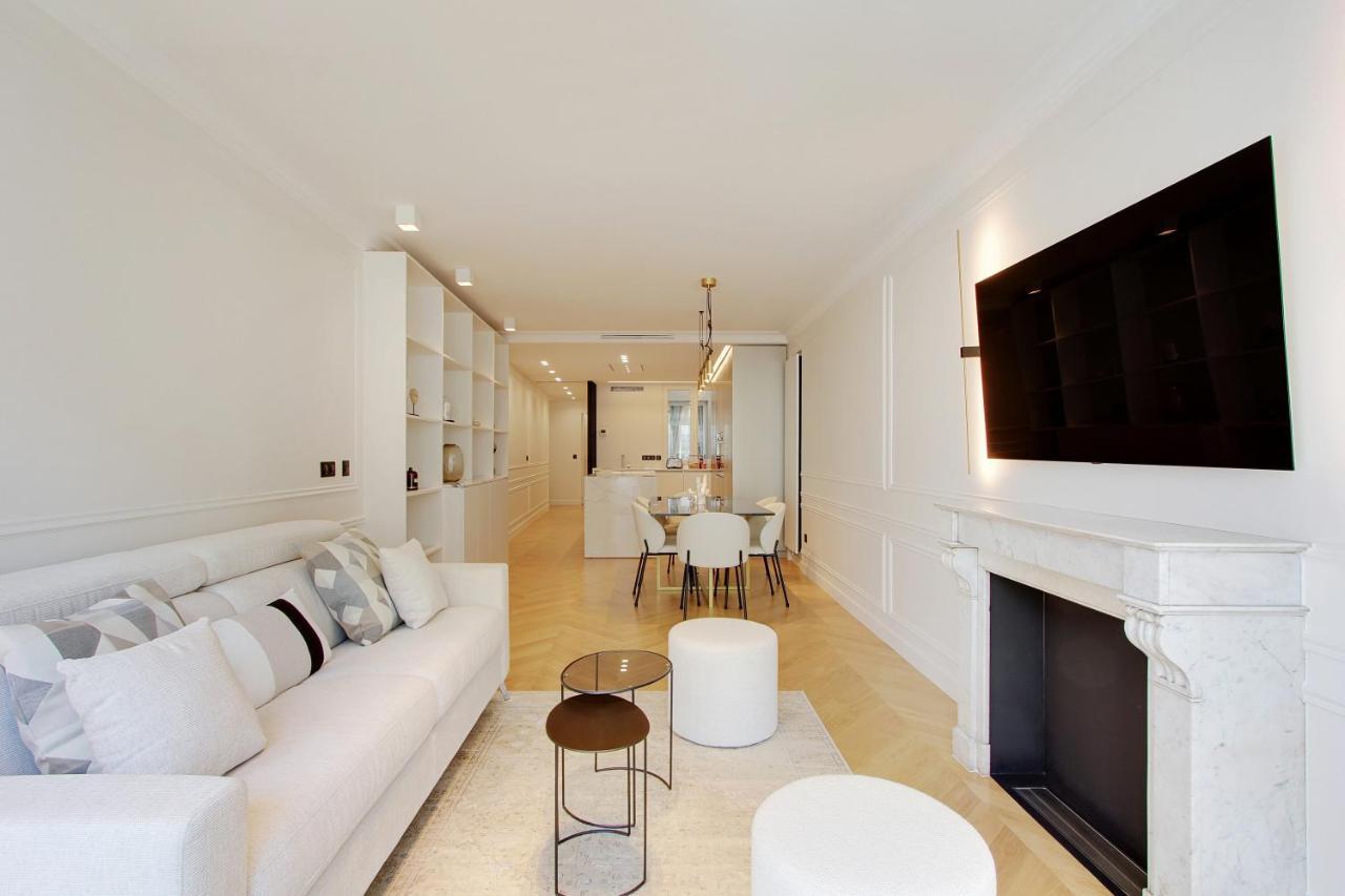 Stunning Apartment With View At The Very Heart Of Parijs Buitenkant foto