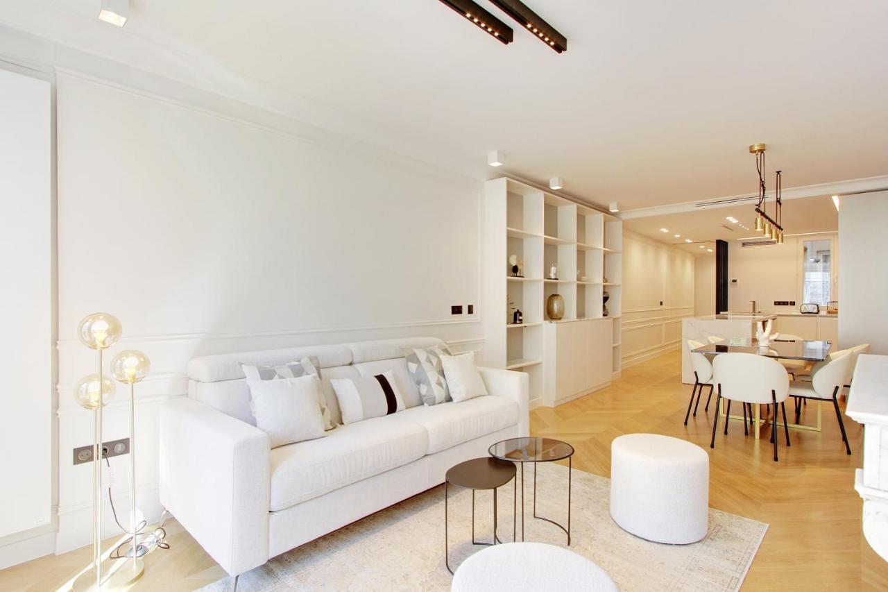 Stunning Apartment With View At The Very Heart Of Parijs Buitenkant foto