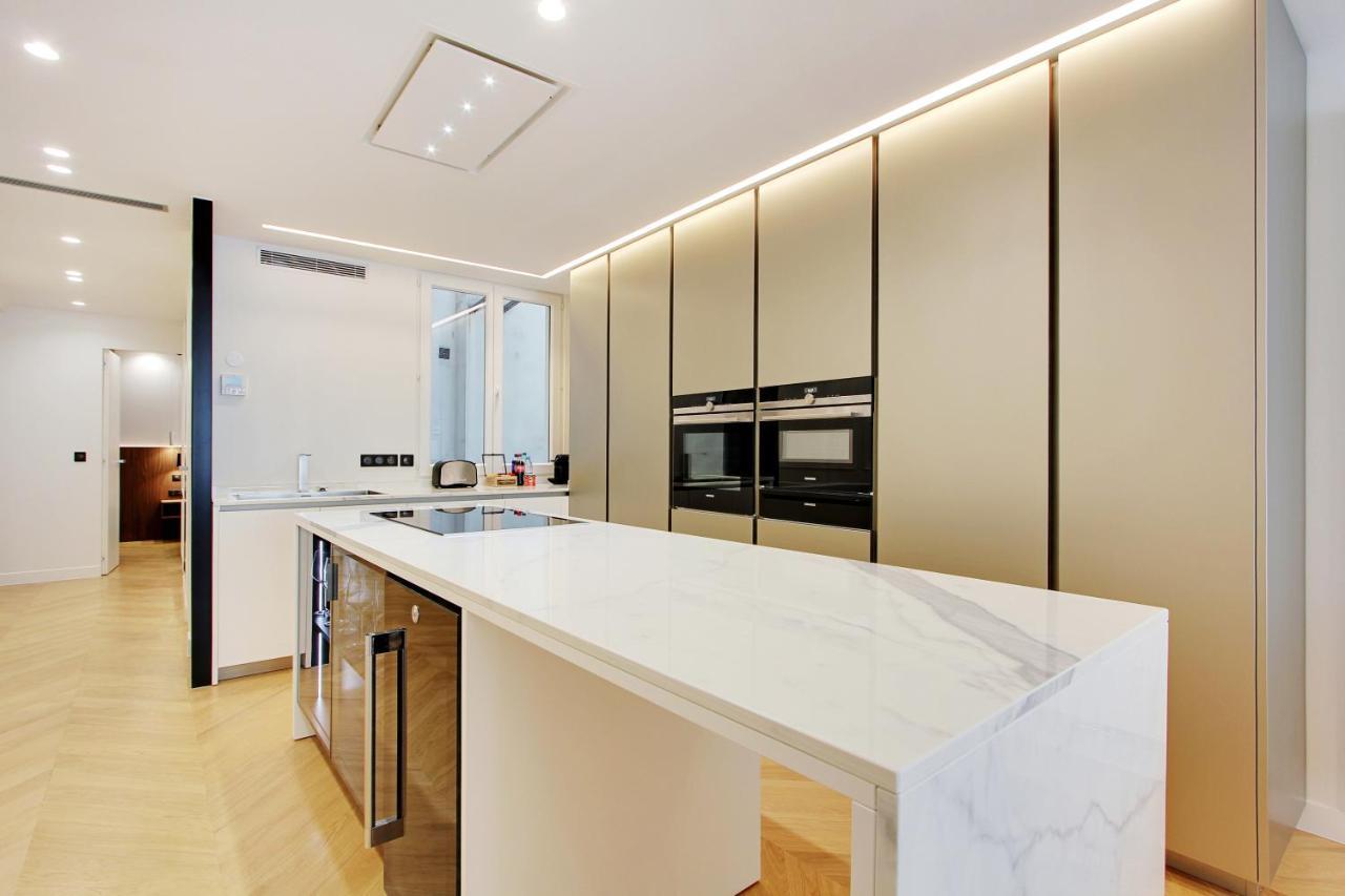 Stunning Apartment With View At The Very Heart Of Parijs Buitenkant foto